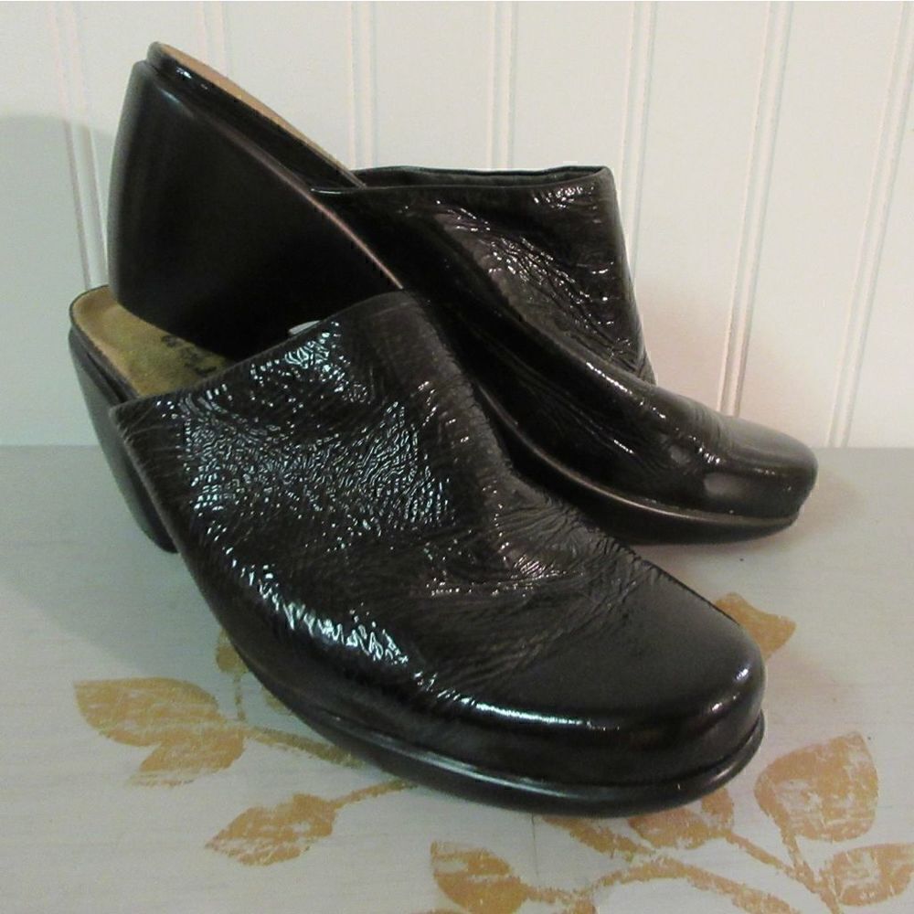 Naot black patent leather slip on shoes sz 8